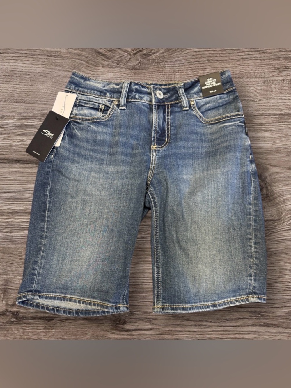 NWT Silver Jeans Co. Women's Suki Mid Rise Curvy Fit Bermuda Shorts SZ 26